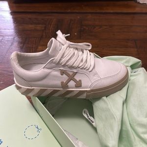 Off-white vulcanized cavas white sand